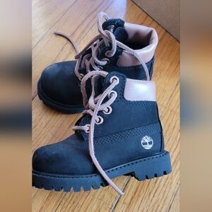 🩷Timberland Boots🩷 infant 5 . Good condition. Black and rose gold pink